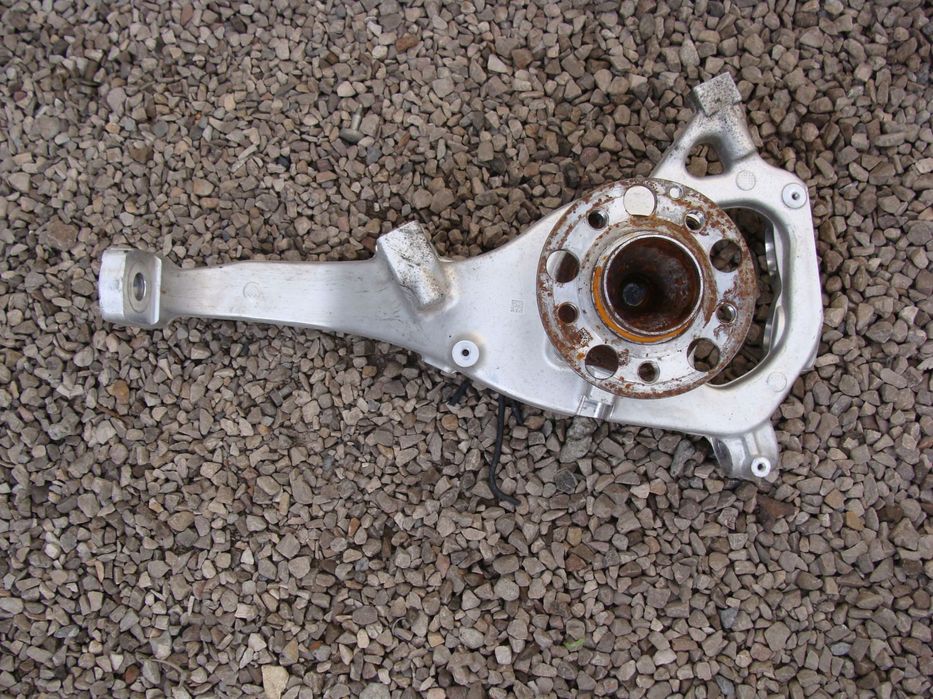 zwrotnica piasta lewa mercedes c-klasa w205 63amg 2054700