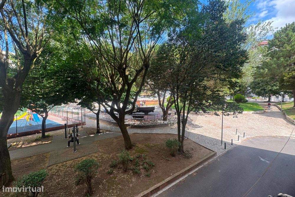 Apartamento T2 Totalmente Remodelado no centro de Monte Abraão - 1.º P