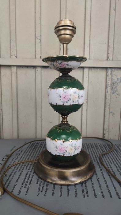 Candeeiro decorativo com base em metal e corpo em cerâmica pintada