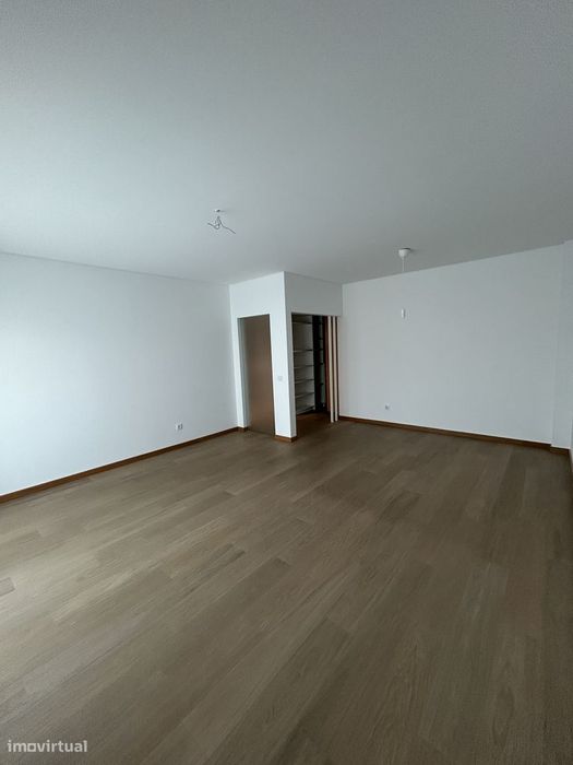 Apartamento T2 com Varanda e Garagem em Aveiro