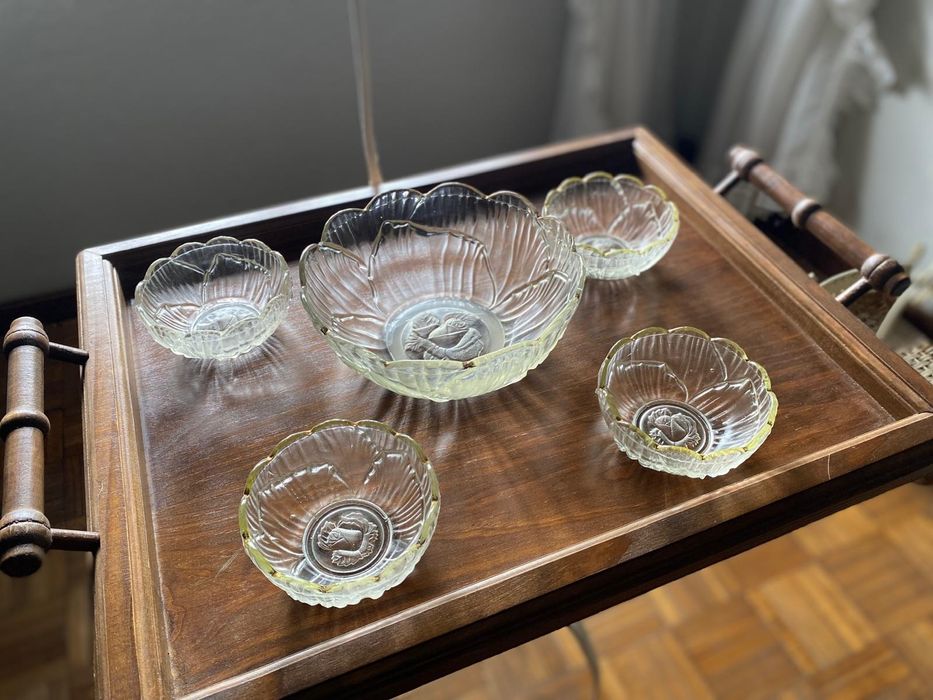 Saladeira média e 4 taças em vidro