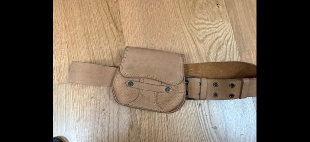 Bolsa de cintura em couro