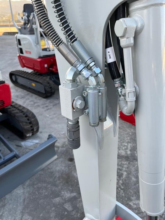 Mini-giratória TAKEUCHI TB217