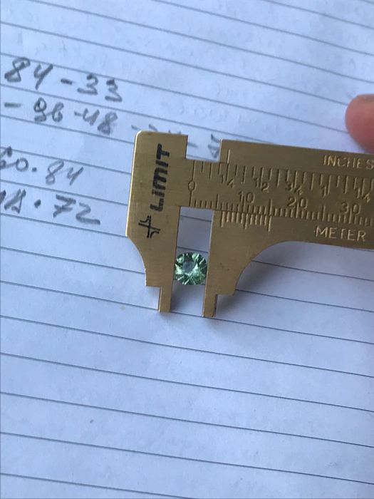 Naturalny peridot z rutylem w szlifie Old Maine