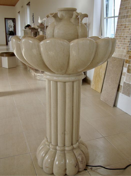 Fonte decorativa em pedra lioz