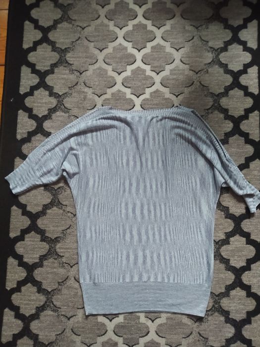 Sweter z ozdobnym rozcięciem na rękawie M&Co srebrny