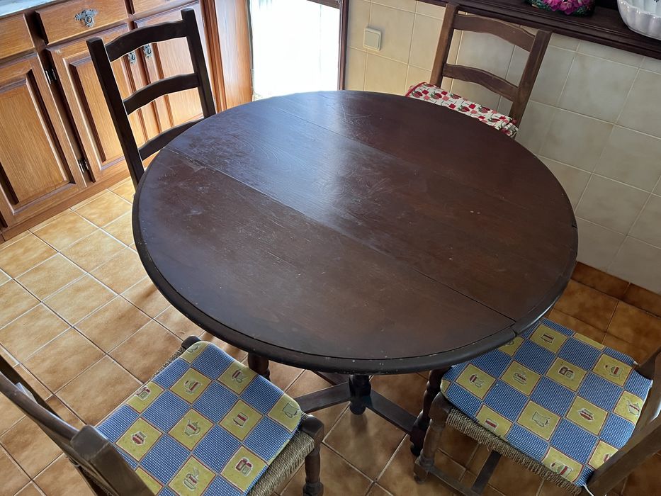Mesa de cozinha em Madeira maciça com 4 cadeiras
