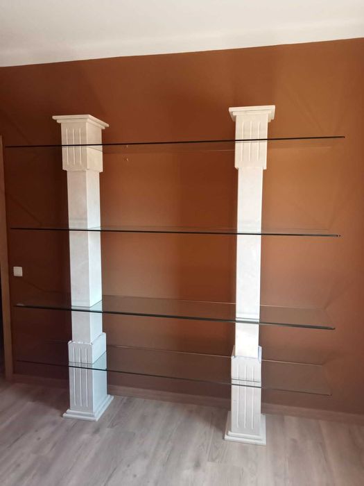 Estante de sala de estar em vidro com colunas em mármore