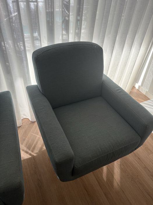 Dois cadeirões giratórios