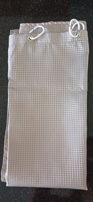 Varões e cortinas de casa de banho