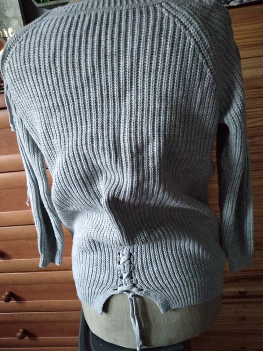 Szary sweter z wiazaniem M