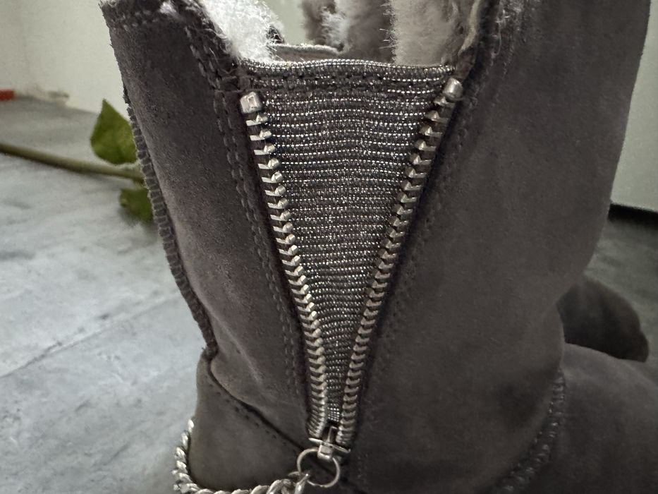 Orginalne  buty UGG model z lancuszkiem . Limitowana edycja