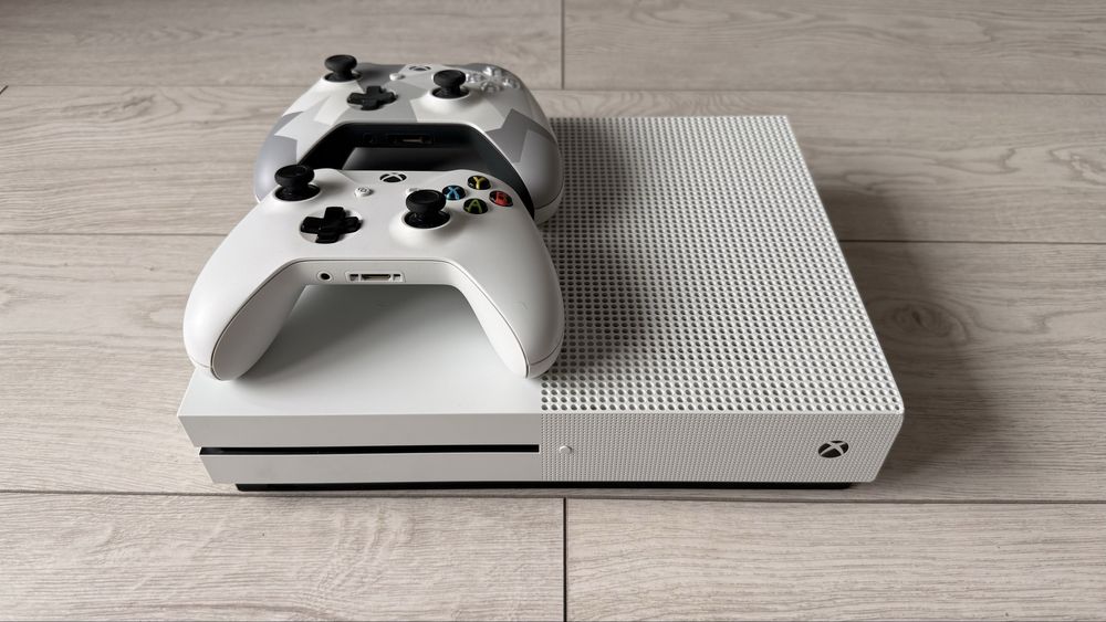 xbox one s 500gb + 2 pady + kabel hdmi i zasilania