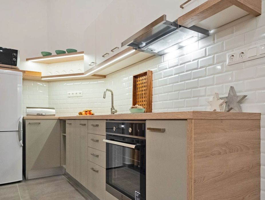 Є гаряча/холодна вода, опалення, генератор на ліфт та працює wifi