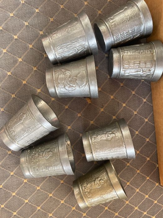 Conjunto antigo de copos e jarra em zinco holandês