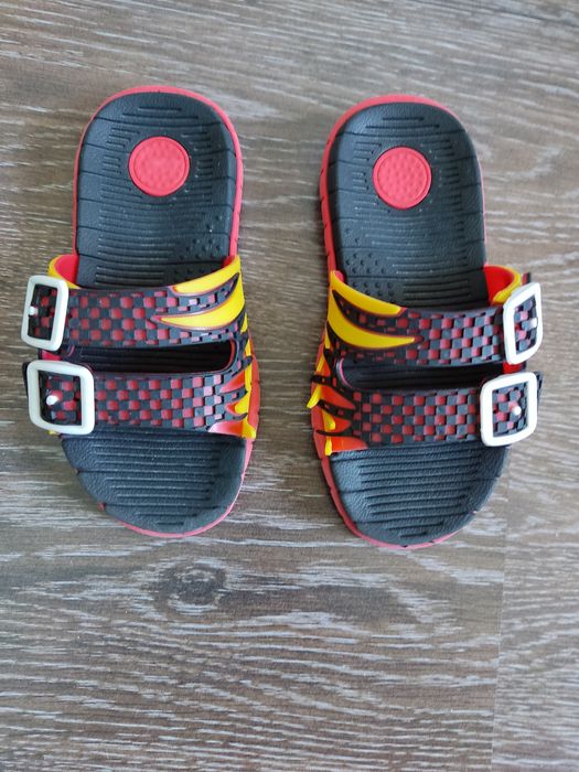дитячі кросівки сандалі  туфлі 27-30 р