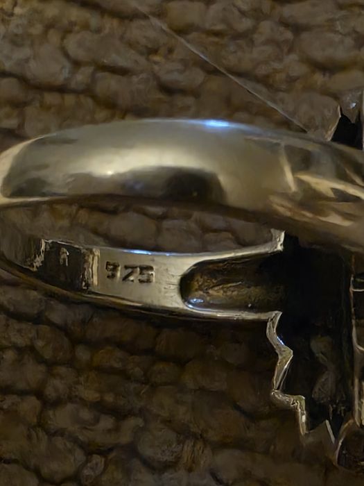 Srebrny pierścionek rubiny szmaragdy szafiry