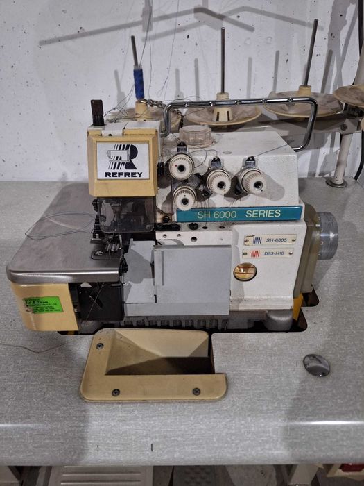 Máquina industrial de costura corte e cose