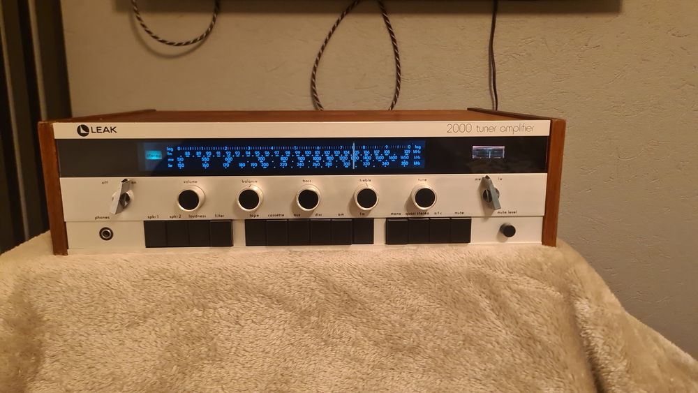 Amplituner Leak 2000