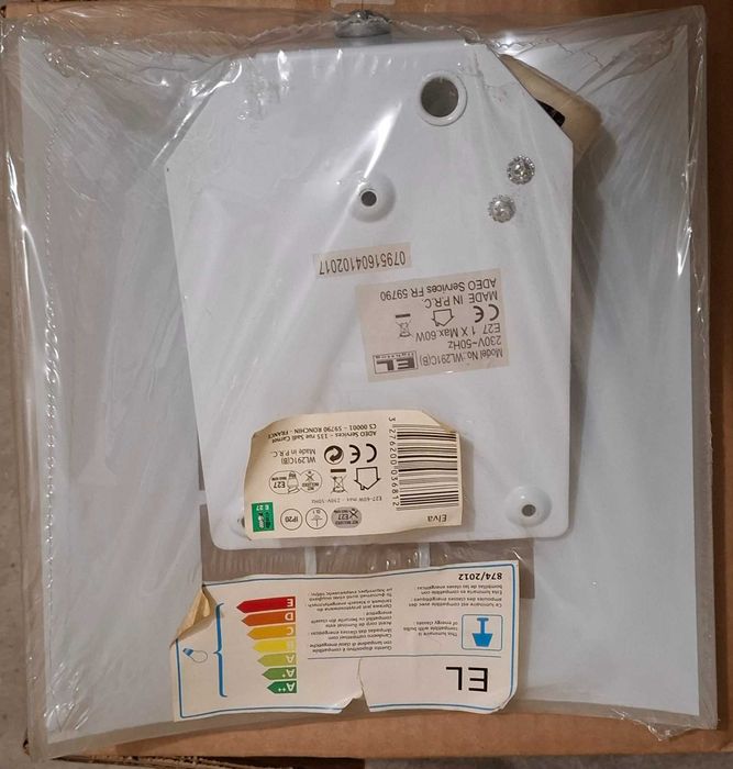 Candeeiro de parede novo