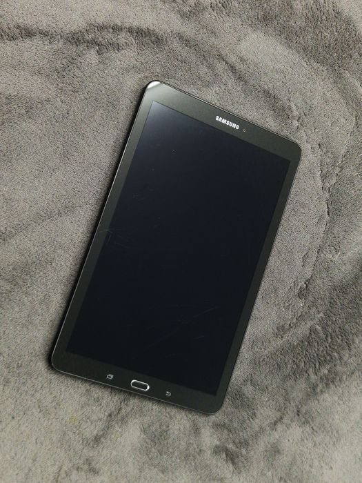 Samsung Galaxy Tab E 9.6 (SM-T561, 3G)
Планшет у робочо