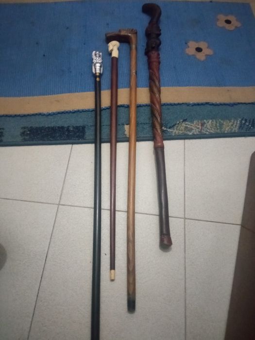Quatro bengalas . Únicas no género . Para uso ou coleção.cada 75€