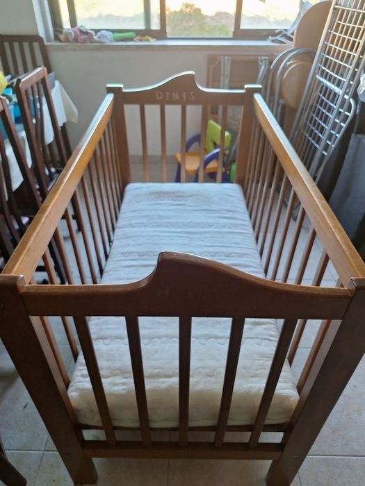 Cama de bebé em madeira