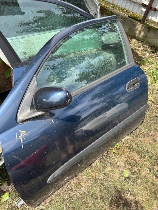 Nissan Almera (Нісан Альмера) хетчбек двері