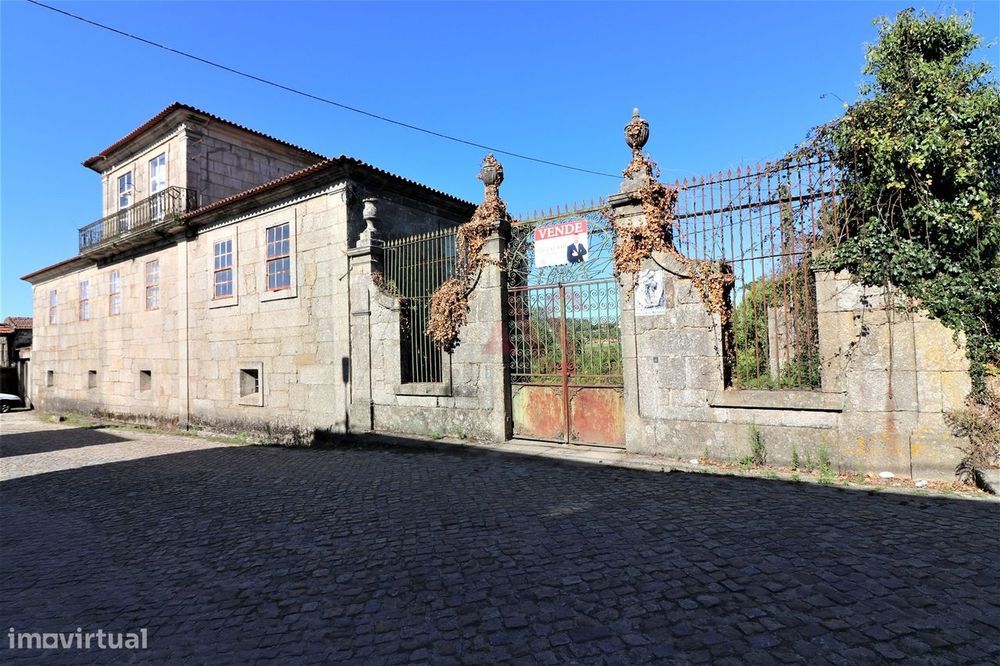 Quinta centenária para restauro com 3.200 m2 em Raimonda, Paços de Fer
