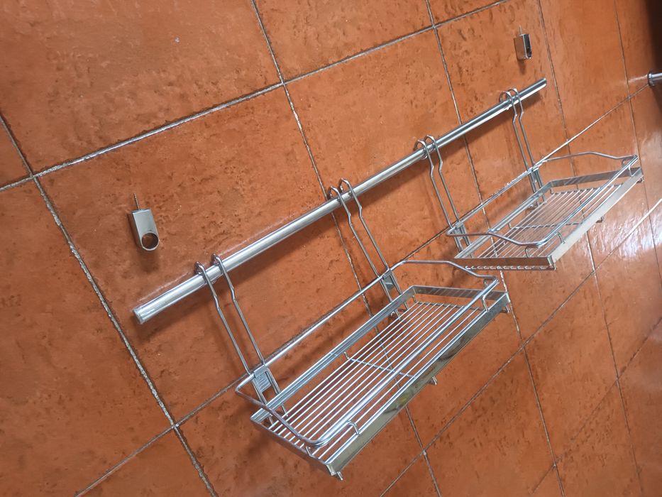 Cestos organizadores com varão para cozinhas