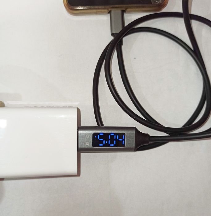 Кабель для зарядки с дисплеем, который показывает ток и напряжение