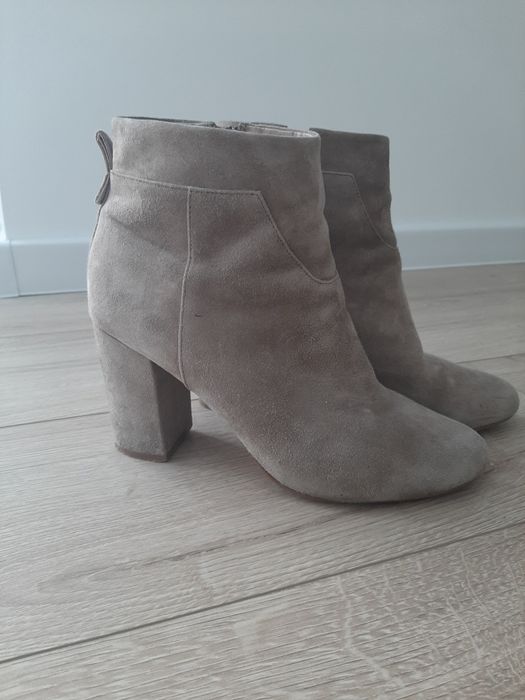 Botki na obcasie taupe Kiomi