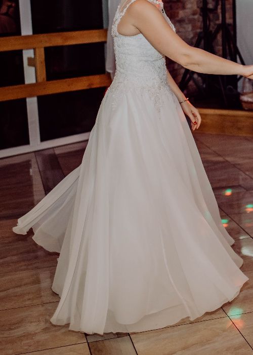 Suknia ślubna, piękna i subtelna