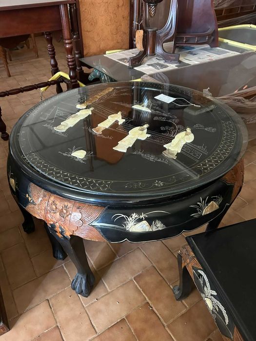 Mesa redonda em Madre pérola com figuras chinesas