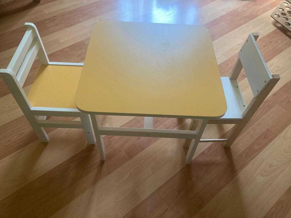 Дитячий столик з стільцями