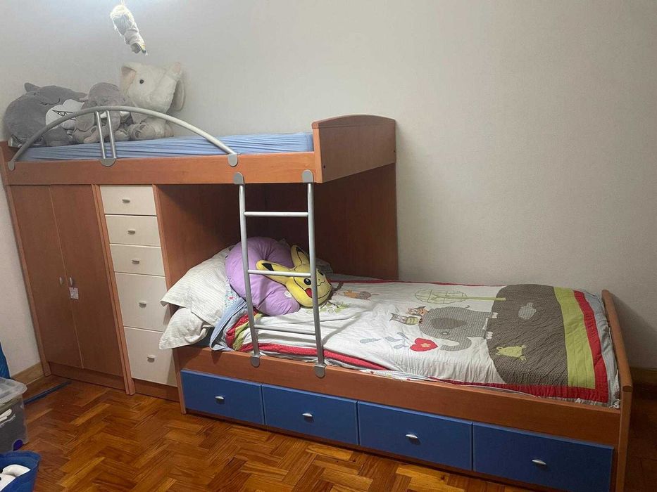 Quarto de criança completo usado em bom estado inclui beliche com armário e gavetas , secretária e estante.