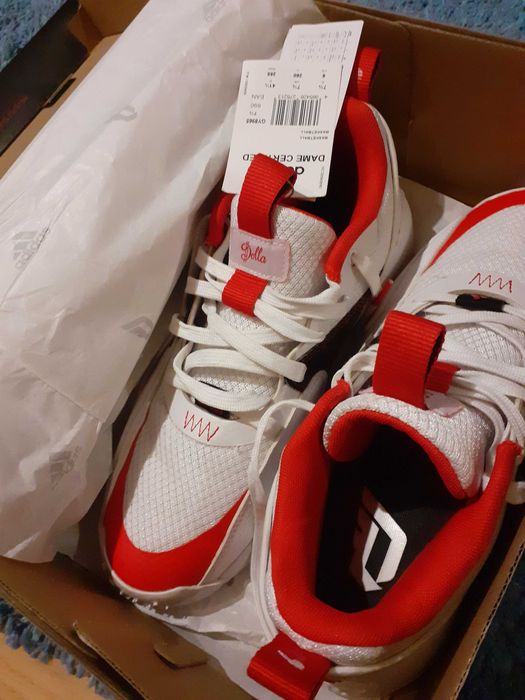 adidas Dame Certified brancos
Sapatilhas Basquetebol