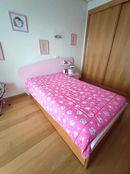 Cama e mesa de cabeceira