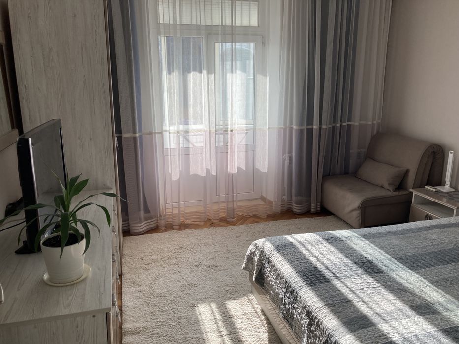 2-к квартира подобово,центр. опалення,на Соборній 101,6 місць,докум.