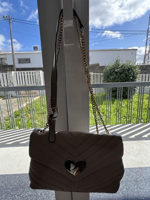 Mala bege com detalhe dourado em coração