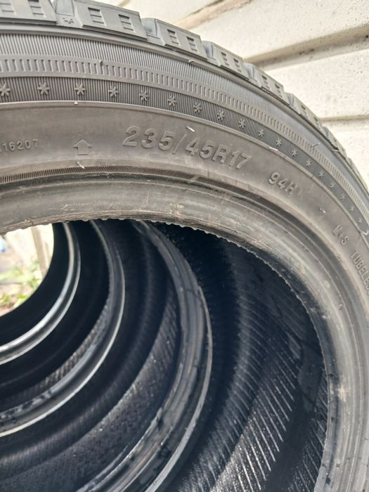 Шини  зимові 235/45/17