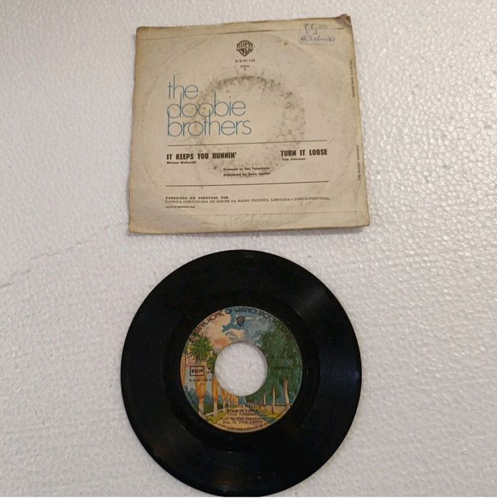 The Doobie Brothers It Keeps You Runnin' Disco Vinil Single 7" 45 RPM