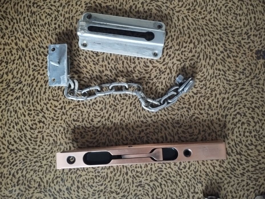 Замки/ручки/ключі/шпінгалети/гачки/ланцюг до дверей