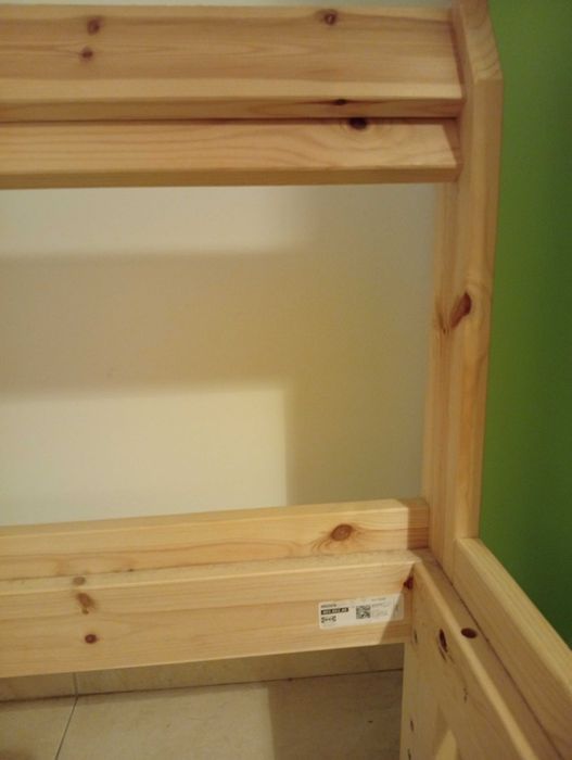 Estrutura de cama em pinho e estrado do IKEA