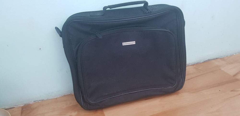 Сумка легкая и удобная.