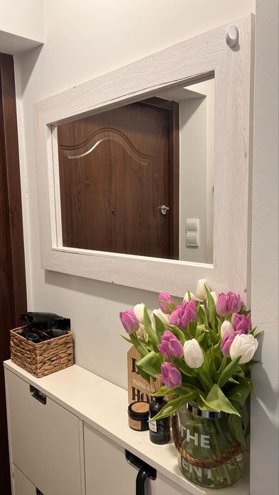 Lustro w białej ramie