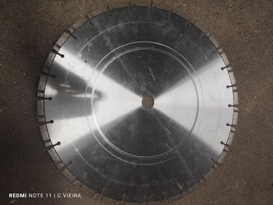 3 discos de ferro e 1 de betão