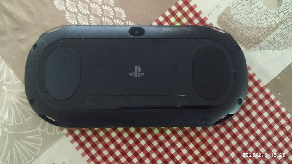 PSVita desbloqueada com extras + carregador + adaptador MicroSD