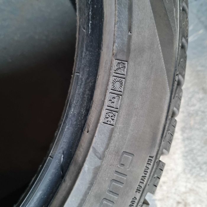 Opony wielosezonowe Vredestein Quatrac pro 235/40r18