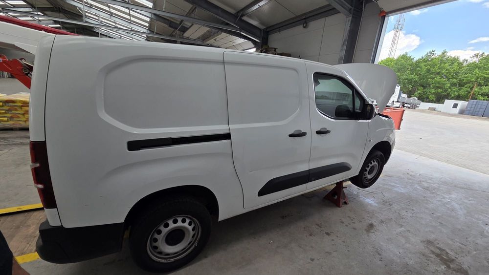 Peugeot PARTNER  PEUGEOT PARTNER 2021, 95 tys.,  po kolizji, silnik pali, faktura VAT